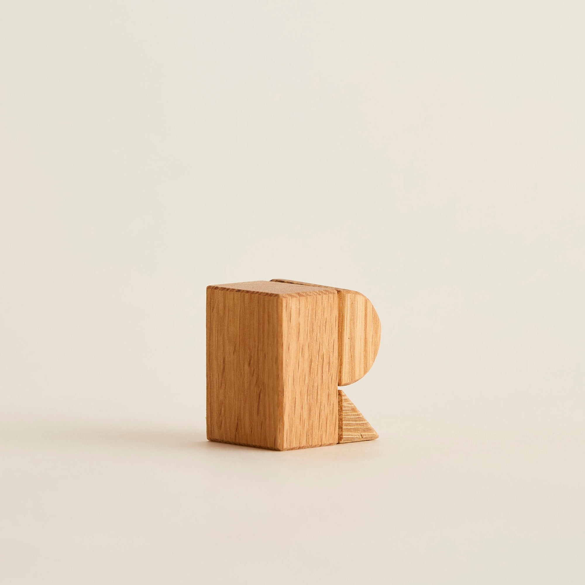 R